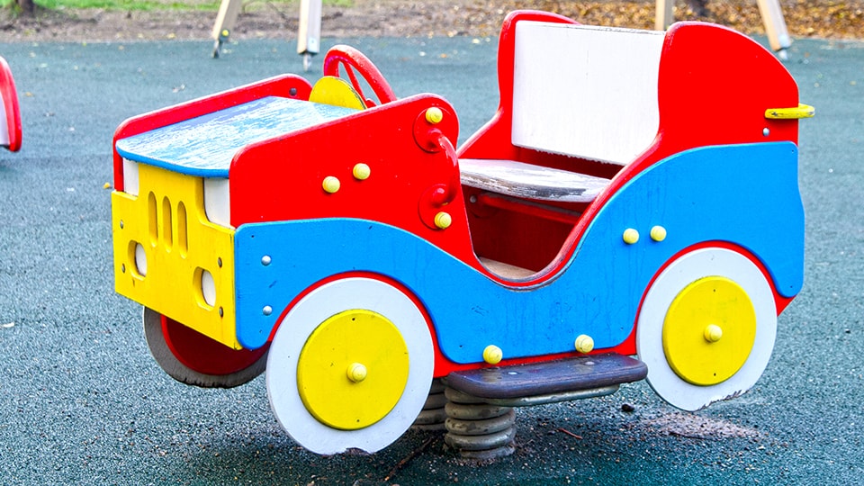 Деревянная машина для детской площадки